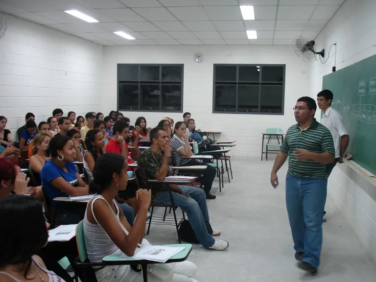 professor ensinando em sala de aula do casd