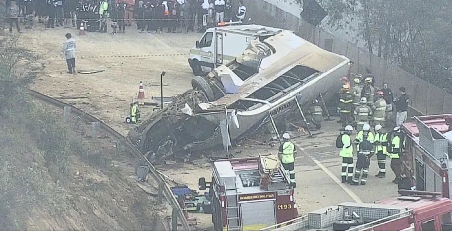 Ônibus com torcedores do Corinthians do Vale do Paraíba capotado na rodovia Fernão Dias
