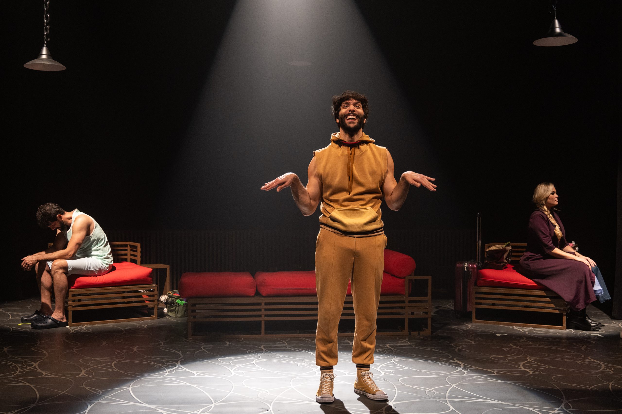 atores no palco em peça 'quem vai ficar com juca', em cartaz no teatro colinas este final de semana