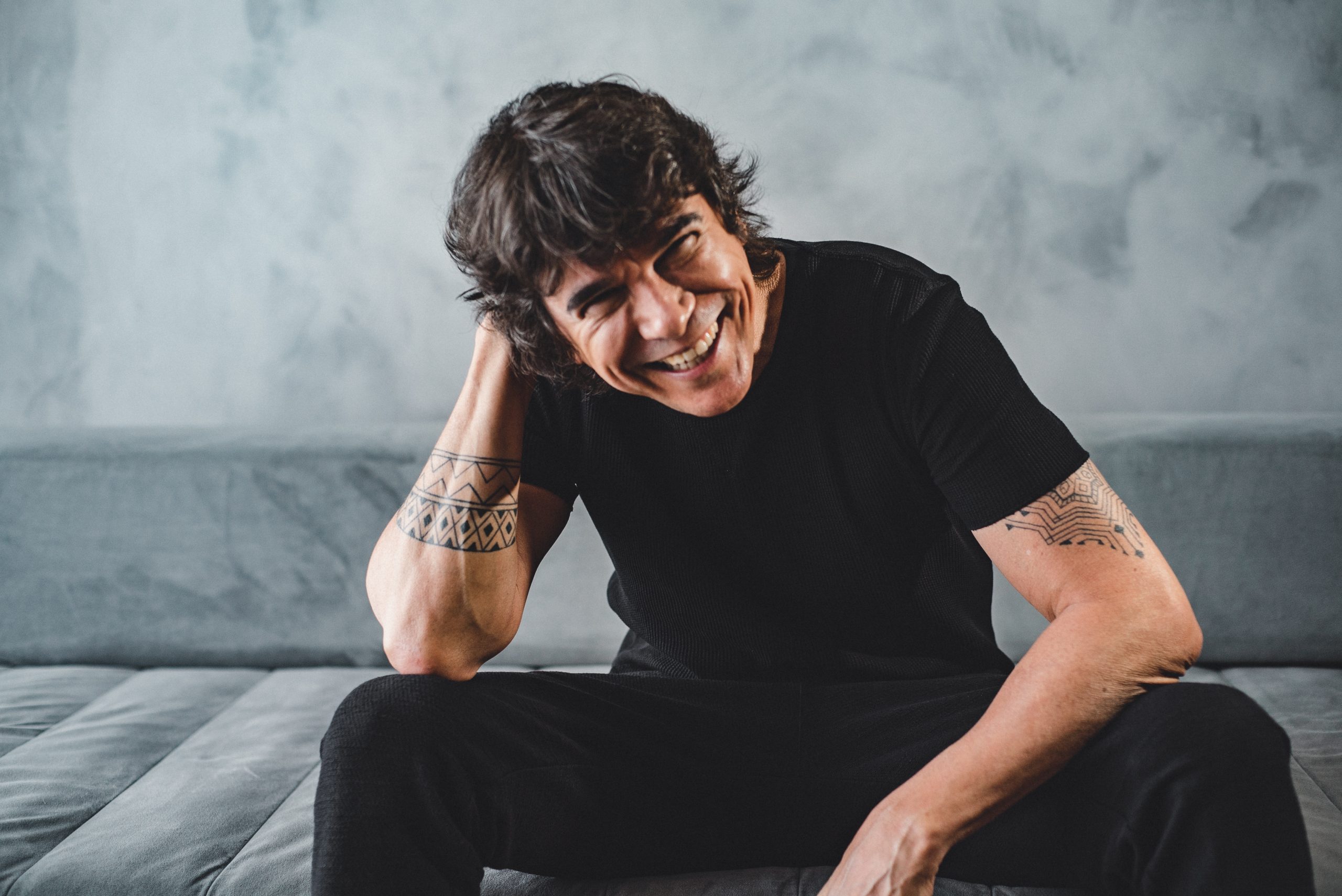 Milton Guedes, sentado, vai se apresentar no teatro Colinas