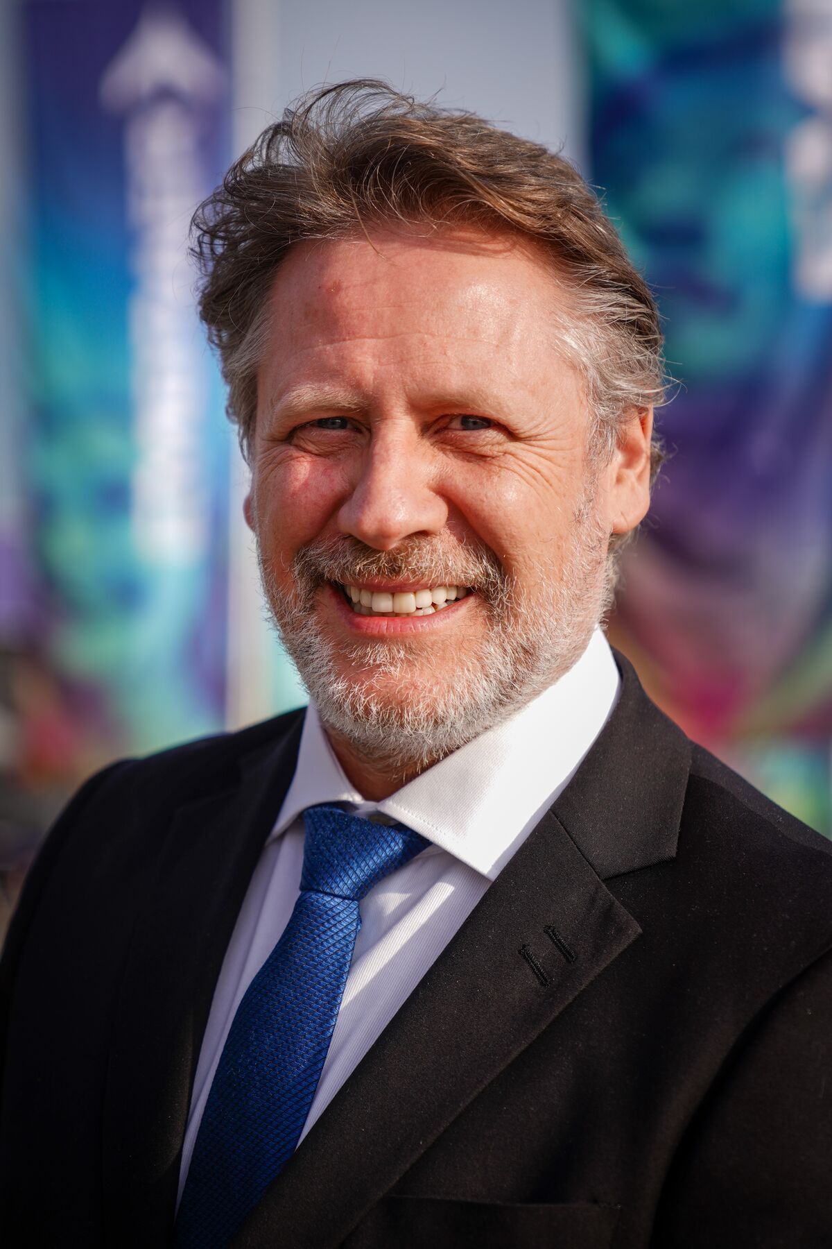 Johann Bordais, Diretor Executivo da área de Serviços e Suporte da Embraer com cabelos grisalhos, barba e vestindo terno sorrindo para foto