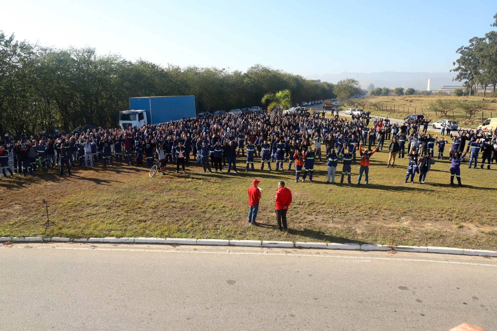 Funcionários da Gerdau reunidos em campo da empresa durante assembleia de aprovação do layoff em Pindamonhangaba