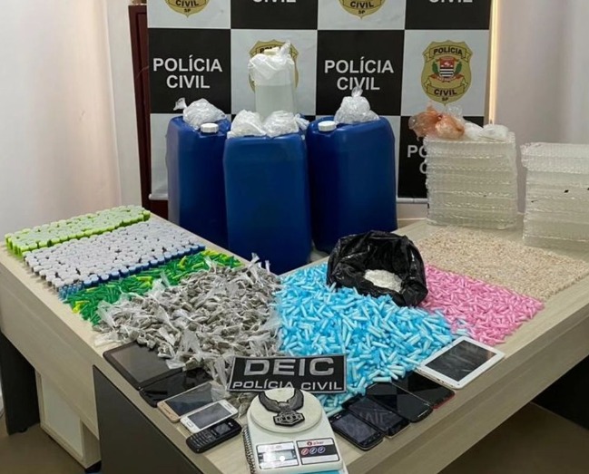 Drogas apreendidas pela Polícia Civil em casa bomba, utilizada para armazenar drogas em São José