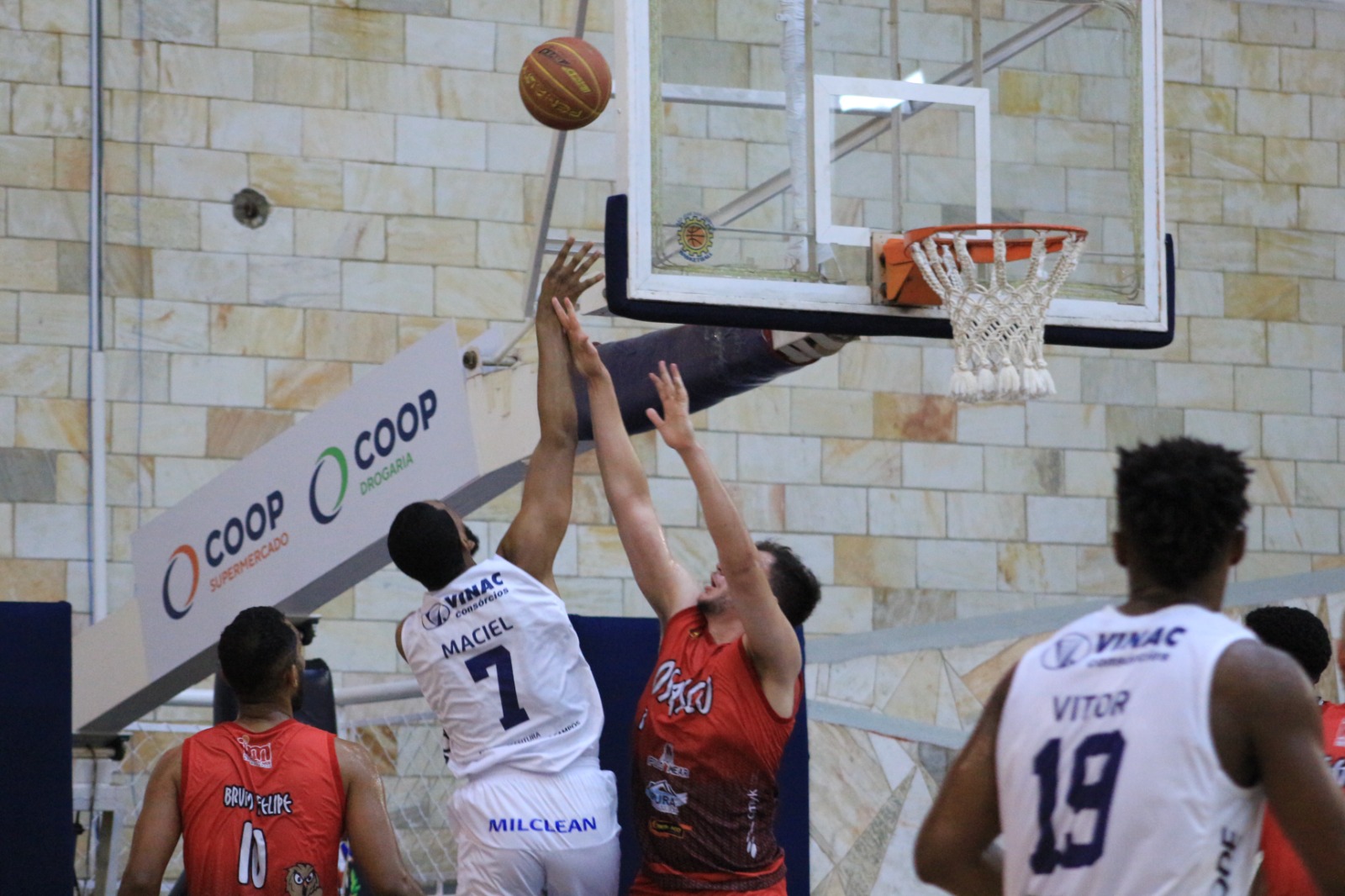 Lance de disputa em partida entre São José e Basket Osasco, na qual o jogador joseense tenta arremessar a bola mas está sendo contestado pelo jogador do Osasco