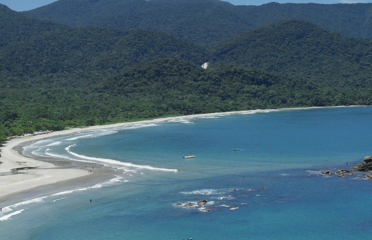 Vista de cima da Reserva Reserva Extrativista da Baía de Castelhanos em Ilhabela