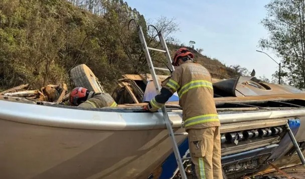 ônibus irregular que carregava torcedores do Corinthians do Vale capotado com bombeiros em volta prestando atendimento ao acidente