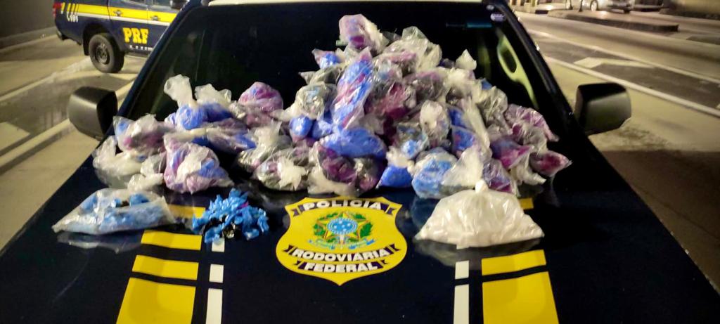 Carro da Polícia Rodoviária Federal com mais de 7,5 mil porções de drogas apreendidas na Dutra em Jacareí em cima do capô