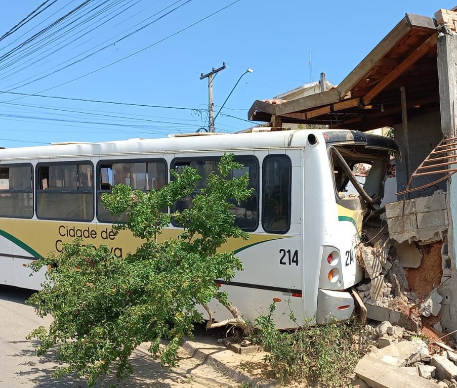 Ônibus após bater contra muro de residência em Caçapva