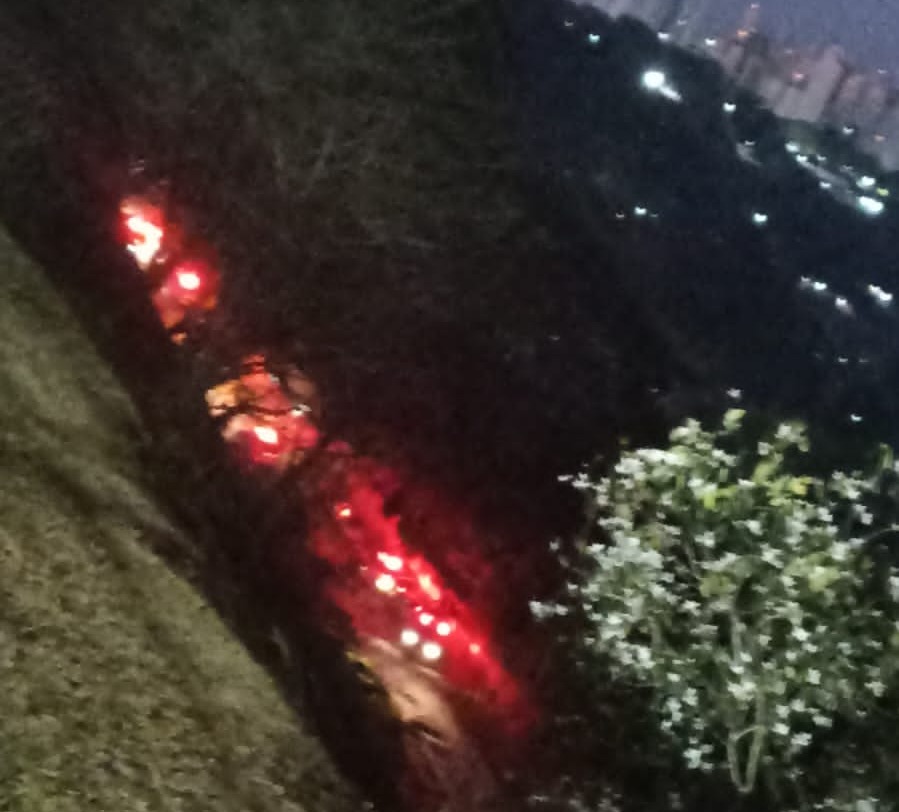 Vista de cima do Banhado em São José; local está com luzes de viatura policiais