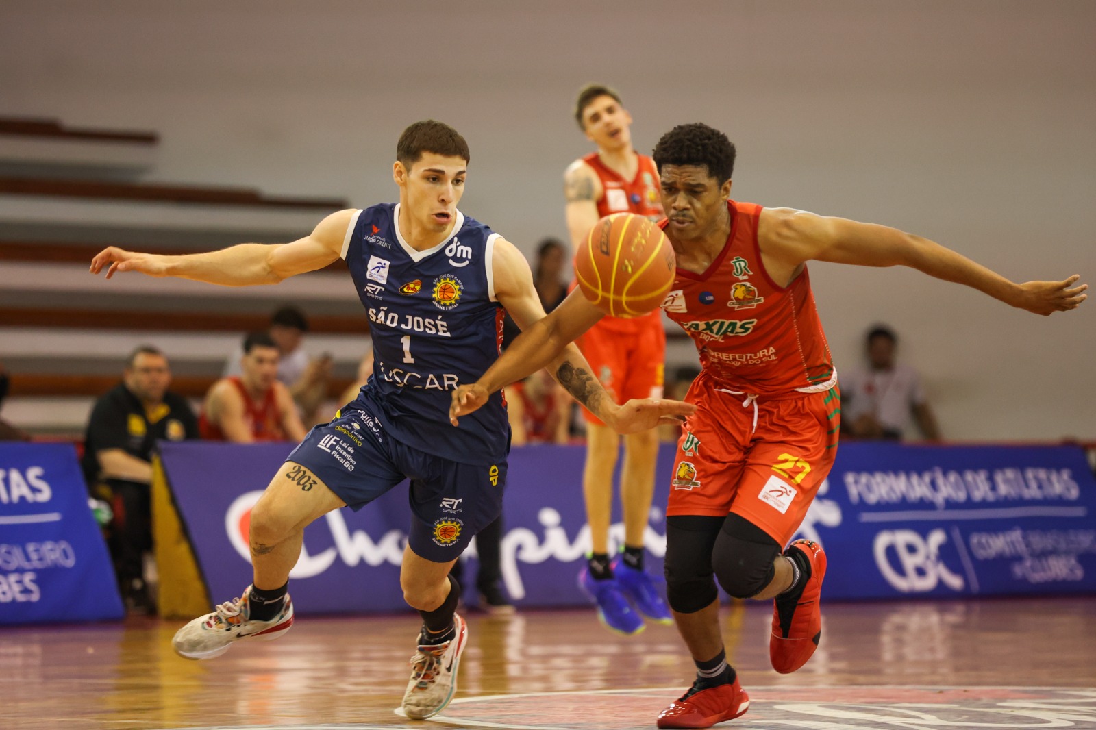 Atletas do São José e Caxias disputando bola de basquete durante jogo