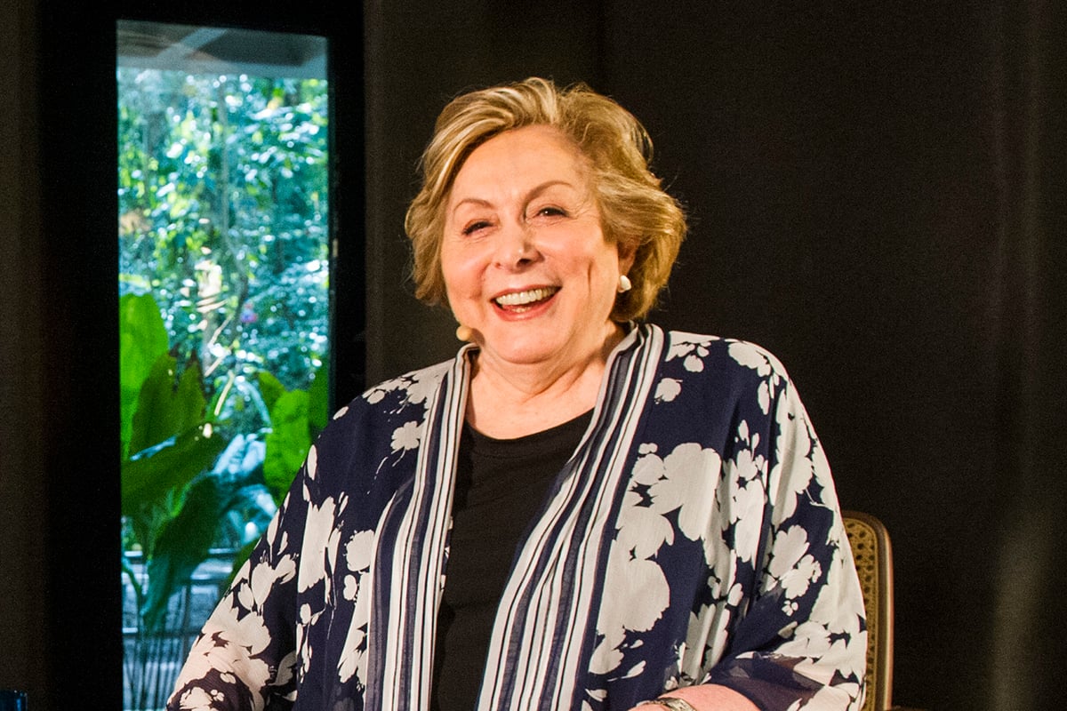 atriz aracy balabanian sentada e sorrindo