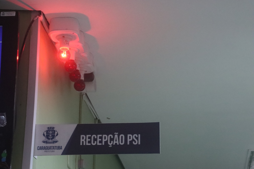 Luz vermelha acesa instalada em corredor de equipamento de saúde após acionamento do botão do pânico. medida foi adotada em caraguá recentemente.
