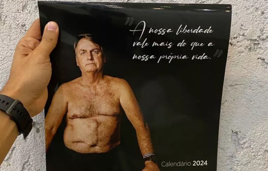 mão de homem segurando o calendário do ex-presidente jair bolsonaro para 2024, lançado há poucos dias
