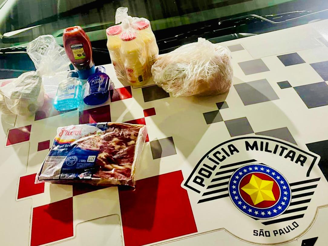 Itens foram subtraídos por funcionária do mercado em São José; ela foi presa