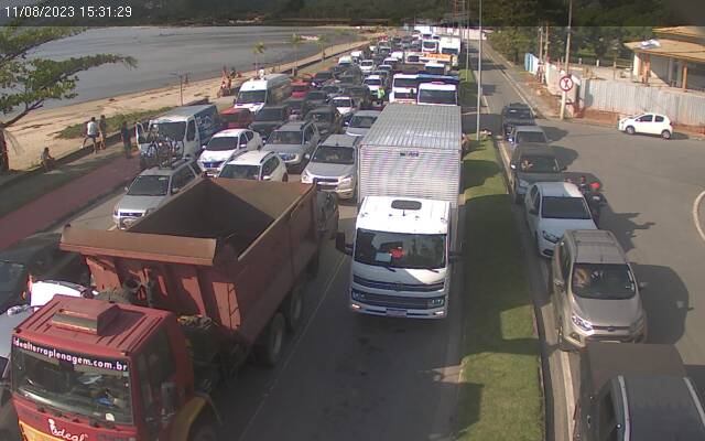 fila de espera para travessia na balsa entre são sebastião e ilhabela.