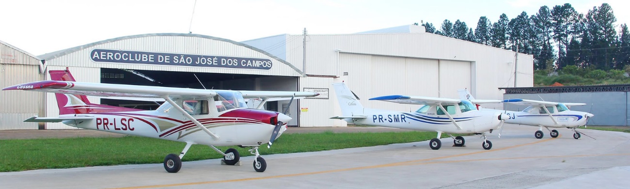 Dois Aviões estacionados no aeroclube de São José. O aeroclube é um dos locais com curso de piloto em SJC.