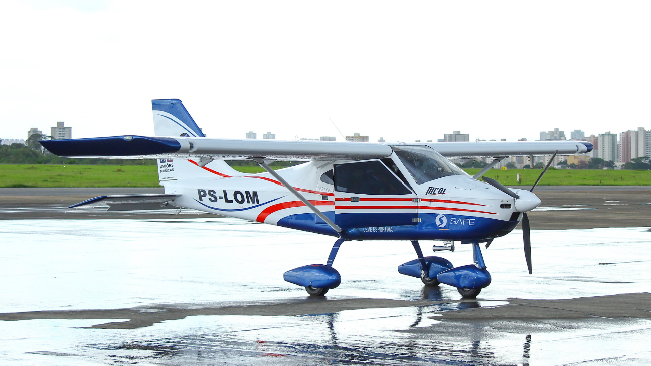 Avião da escola de aviação SAFE parado