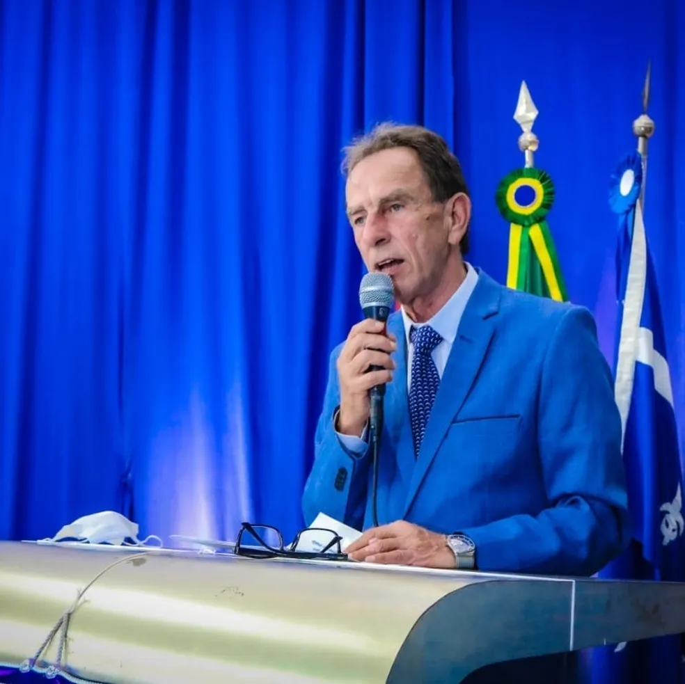 prefeito de aparecida discursando e microfone