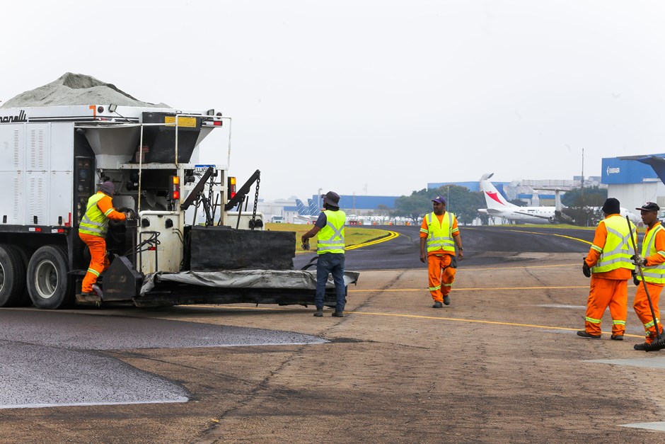 Máquina durante obras de pavimentaçãona pista de manobras de aviões do aeroporto de São José dos Campos