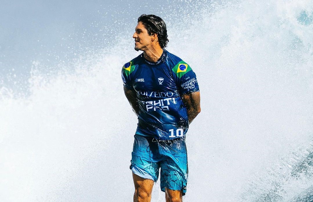 Gabriel Medina surfando durante etapa do Taiti