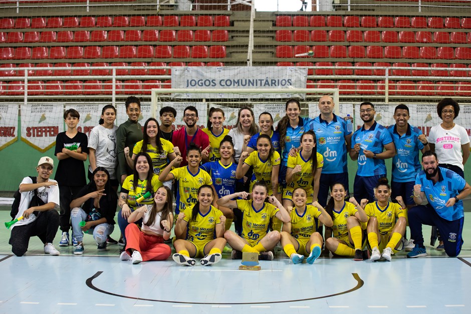 equipe do São José futsal, na liga feminina, posando para foto