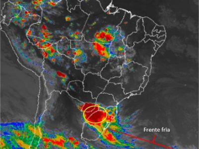 Imagem de satélite de 4 de setembro, às 8h. As áreas em vermelho correspondem às precipitações mais intensas. Estado do Rio Grande do Sul aparece com mancha averelhada, mas com tons de amarelo e verde também.
