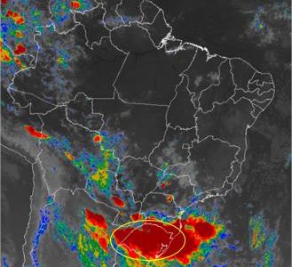 Imagem de satélite de 4 de setembro, às 8h. As áreas em vermelho correspondem às precipitações mais intensas. Estado do Rio Grande do Sul aparece com grande mancha vermelha.