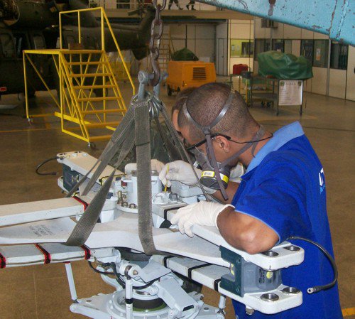 Aluno do técnico de manutenção de aeronaves trabalhando em equipamento na Escola de Ciências Aeronáuticas em Taubaté