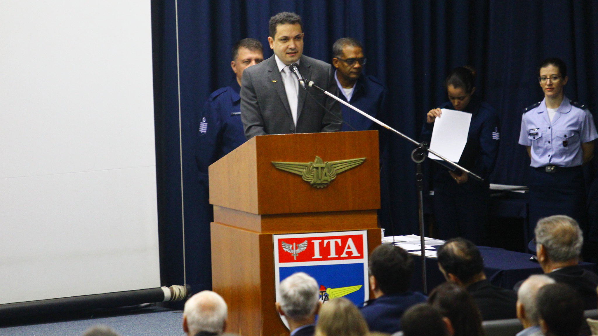 atual reitor do ita, anderson correia, discursando em palanque na universidade