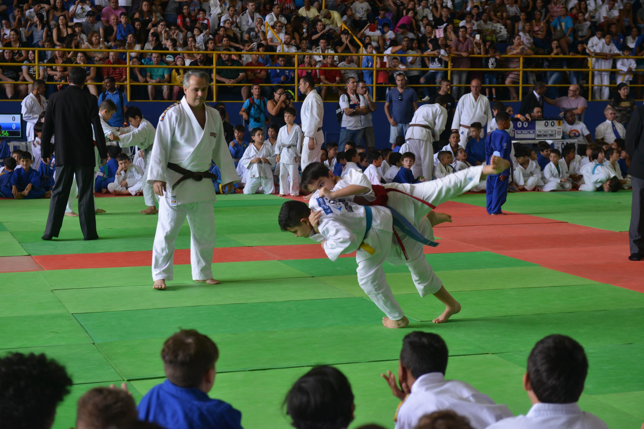 Crianças lutando em campeonato de judô em São José