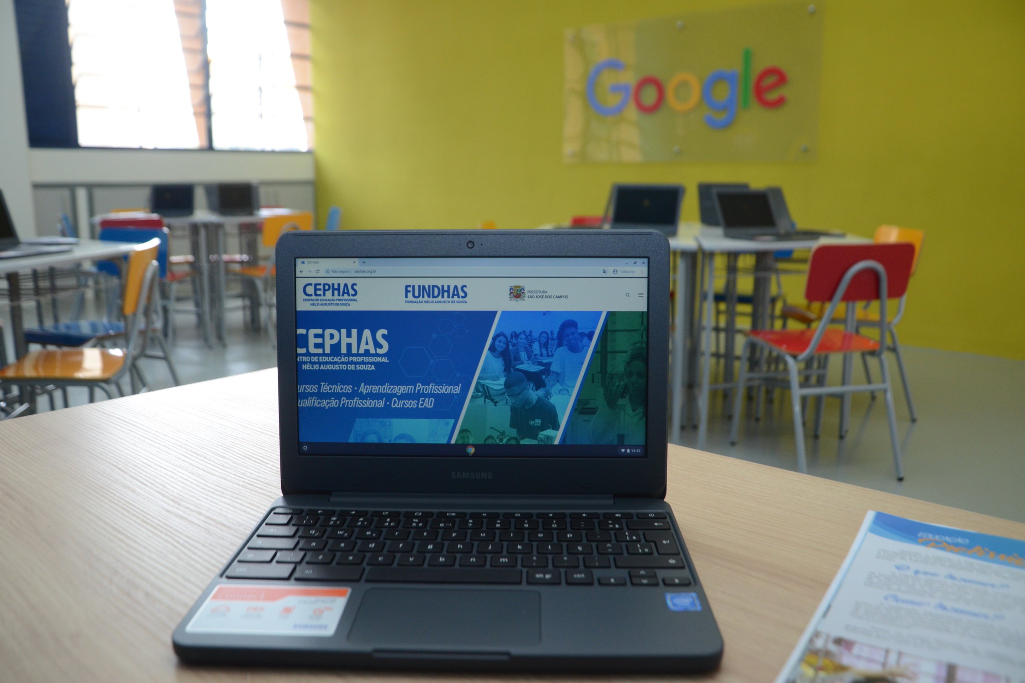 computador com tela mostrando página do cephas na internet em sala de aula