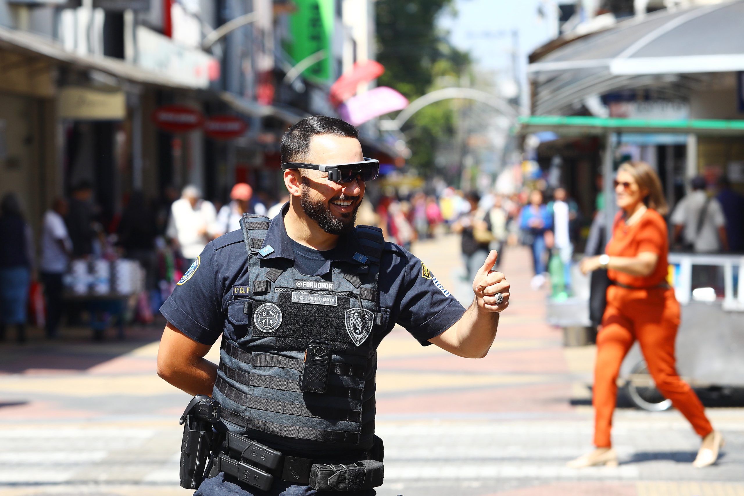homem usando óculos de reconhecimento facial durante patrulhamento em São José