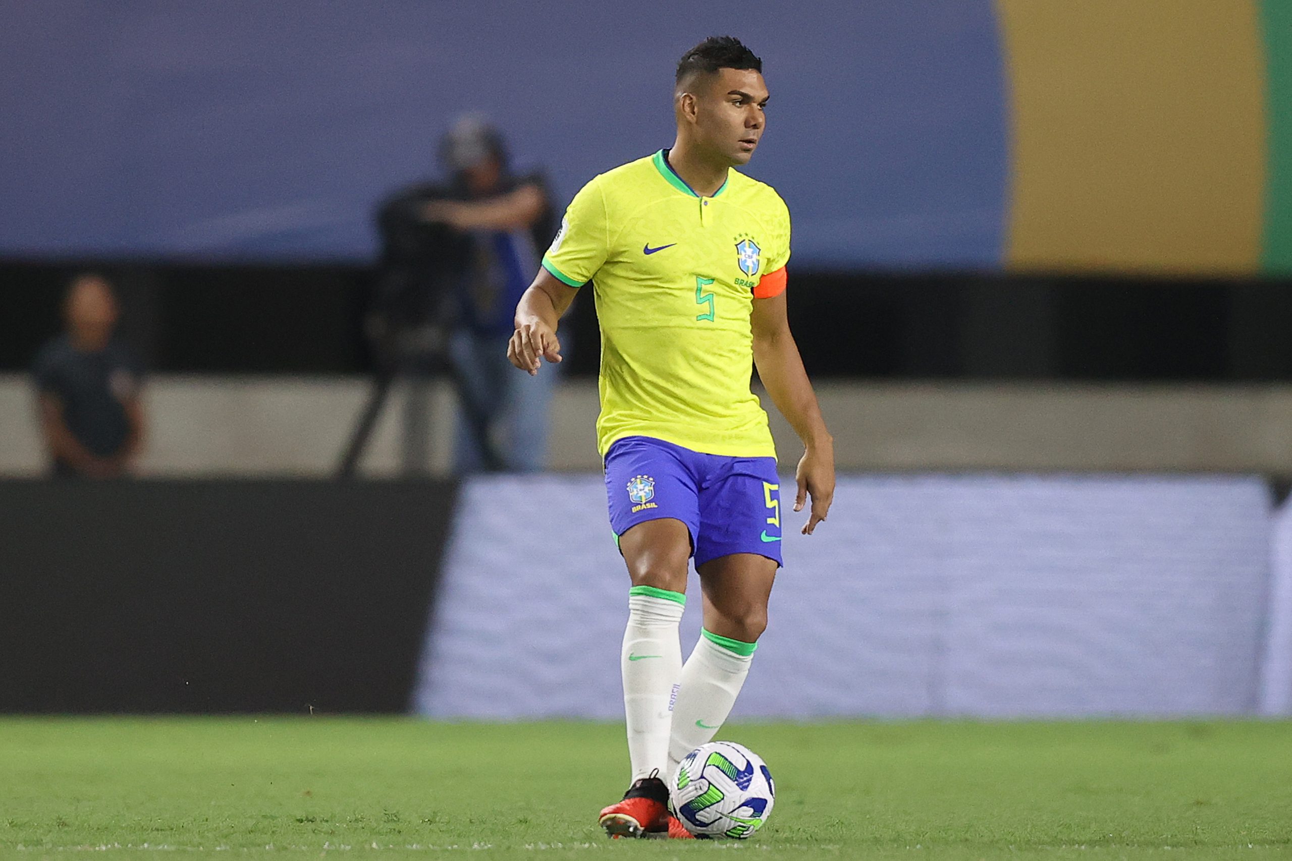 Casemiro, usando faixa de capitão da Seleção Brasileira, jogando partida contra a Bolívia