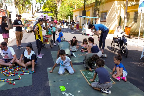 crianças brincando na rua fechada em frente ao parque vicentina aranha