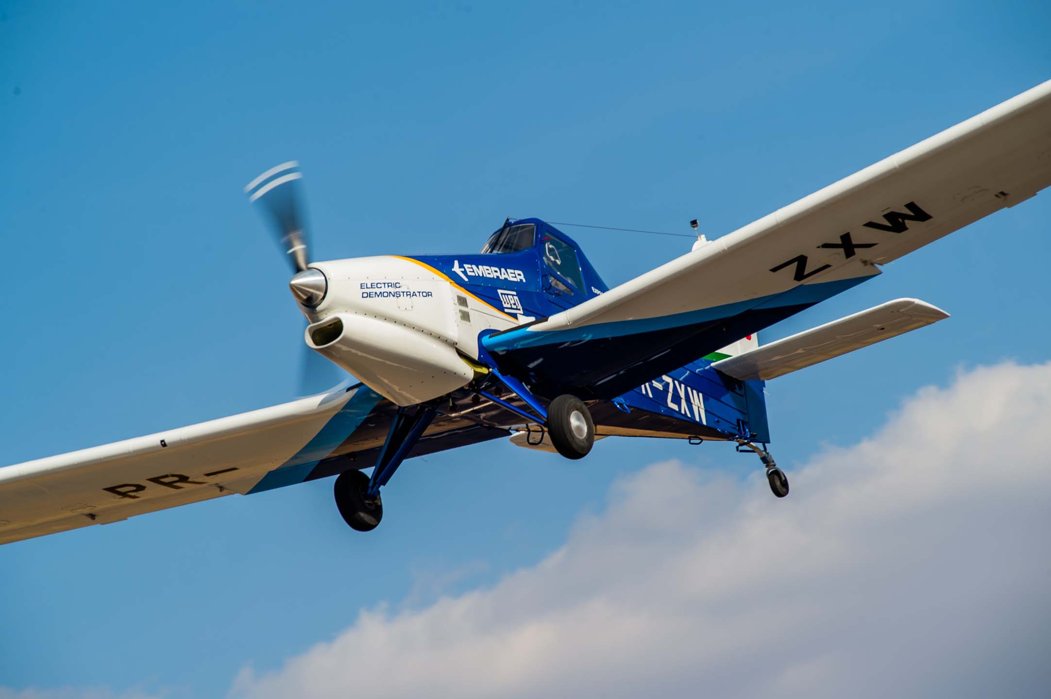 avião elétrico de demonstração da embraer em voo