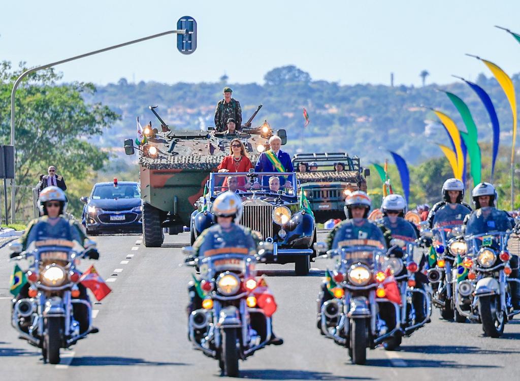 Lula no Rolls Royce presidencial, acompanhado da primeira-dama; desfile também contou com a presença do Zé Gotinha