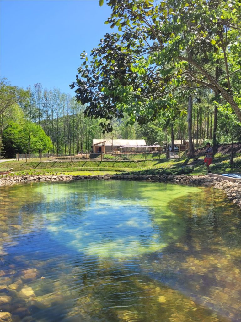 lago no parque da terra em campos do jordão
