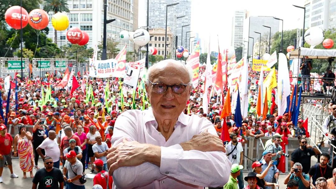 Eduardo Suplicy durante comemoração do Dia do Trabalho em São Paulo, multidão aparece atrás do deputado que recentemente revelou fazer tratamento de parkinson com cannabis medicinal