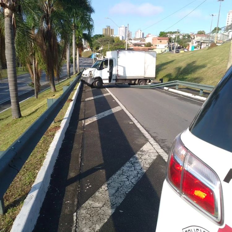 Caminhão atravessado na rua após dupla ser presa por furto a loja no centro de São José; os suspeitos tentaram fugir e por isso abandoram o veículo na rua