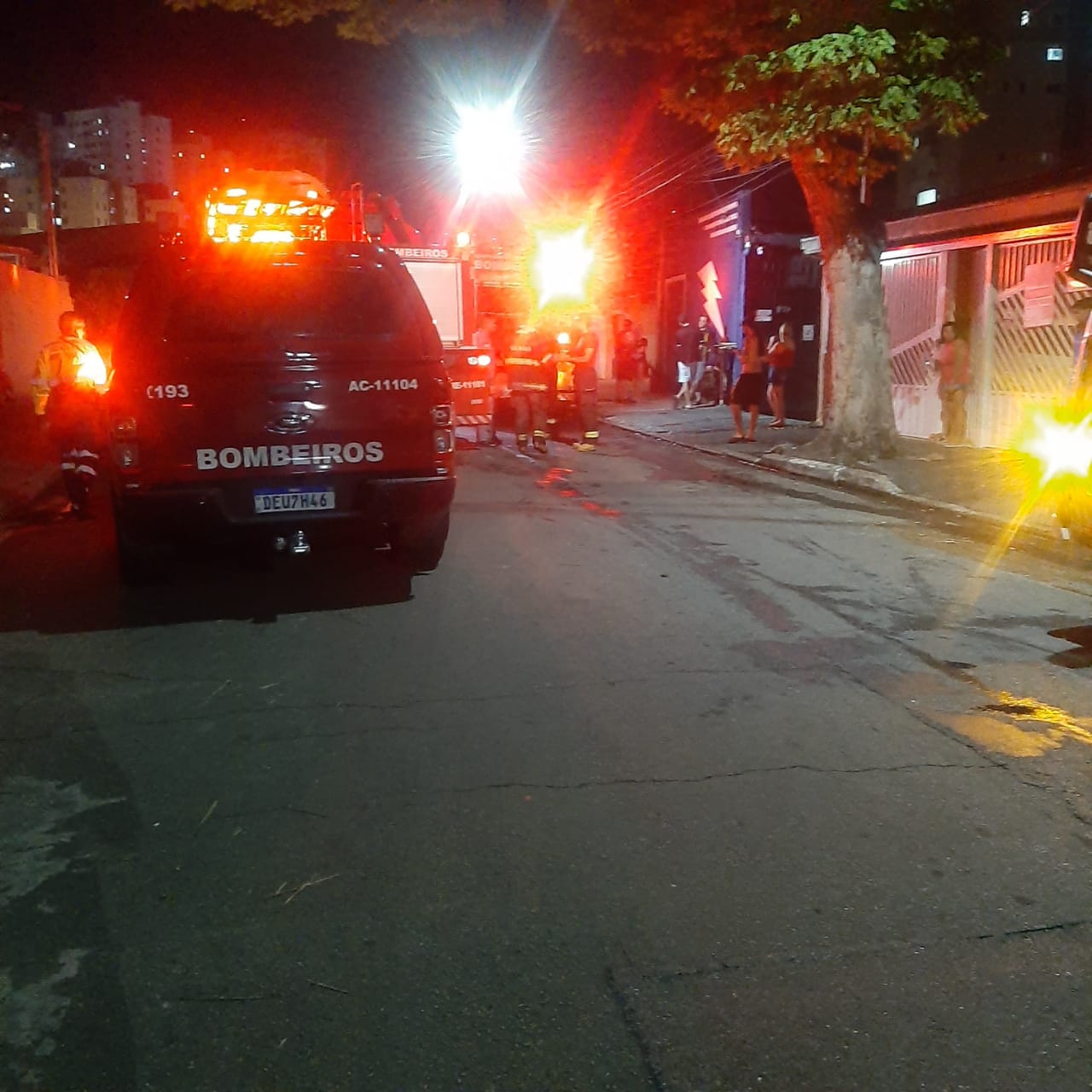 Viatura do Corpo de Bombeiros estacionada em frente oficina mecânica que pegou fogo no bairro Parque Industrial, zona sul de São José