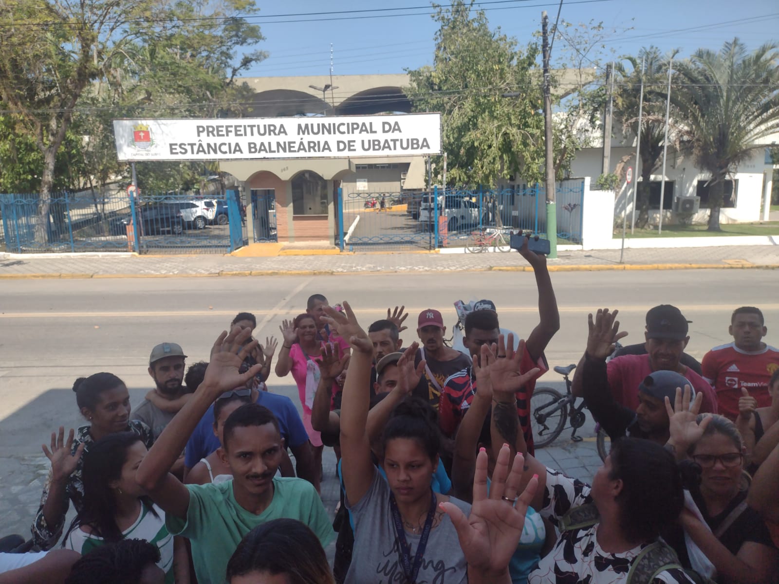 Moradores do Morro do Fórum reunidos em frente à Prefeitura de Ubatuba em protesto contra desocupação do bairro