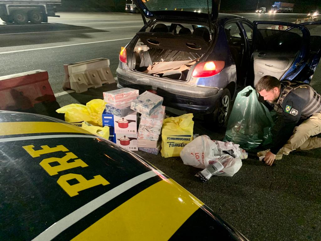 Carro da Polícia Rodoviária Federal com mercadorias roubadas por trio em Jacareí 