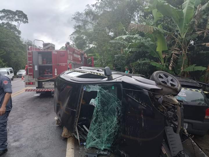 carro destruído após acidente na rodovia rio-santos em ubatuba