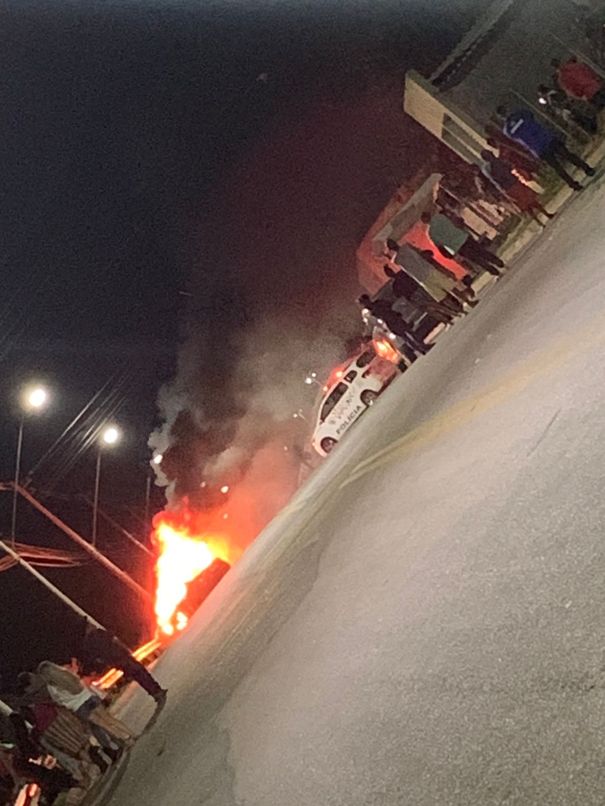 Incêndio de veículo que homem bateu durante perseguição policial no Jardim Jatobá em São José dos Campos
