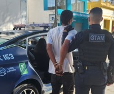 Homem sendo preso por um guarda civil municipal por furtos no centro de São José
