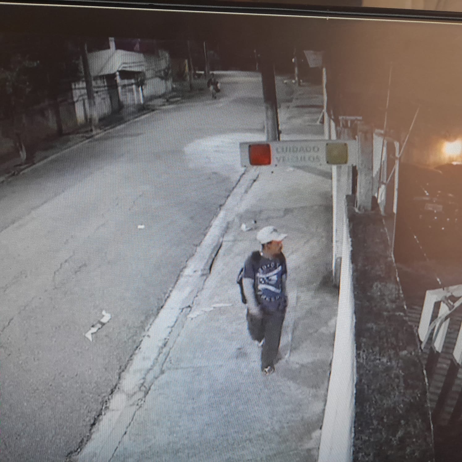 Homem em frete ao muro do prédio de onde furtou bicicleta em São José