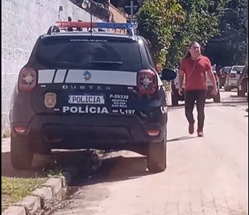 Viatura na rua Almirante Cockrane; onde foi o caso em que um homem matou esposa e o filho em São Sebastião