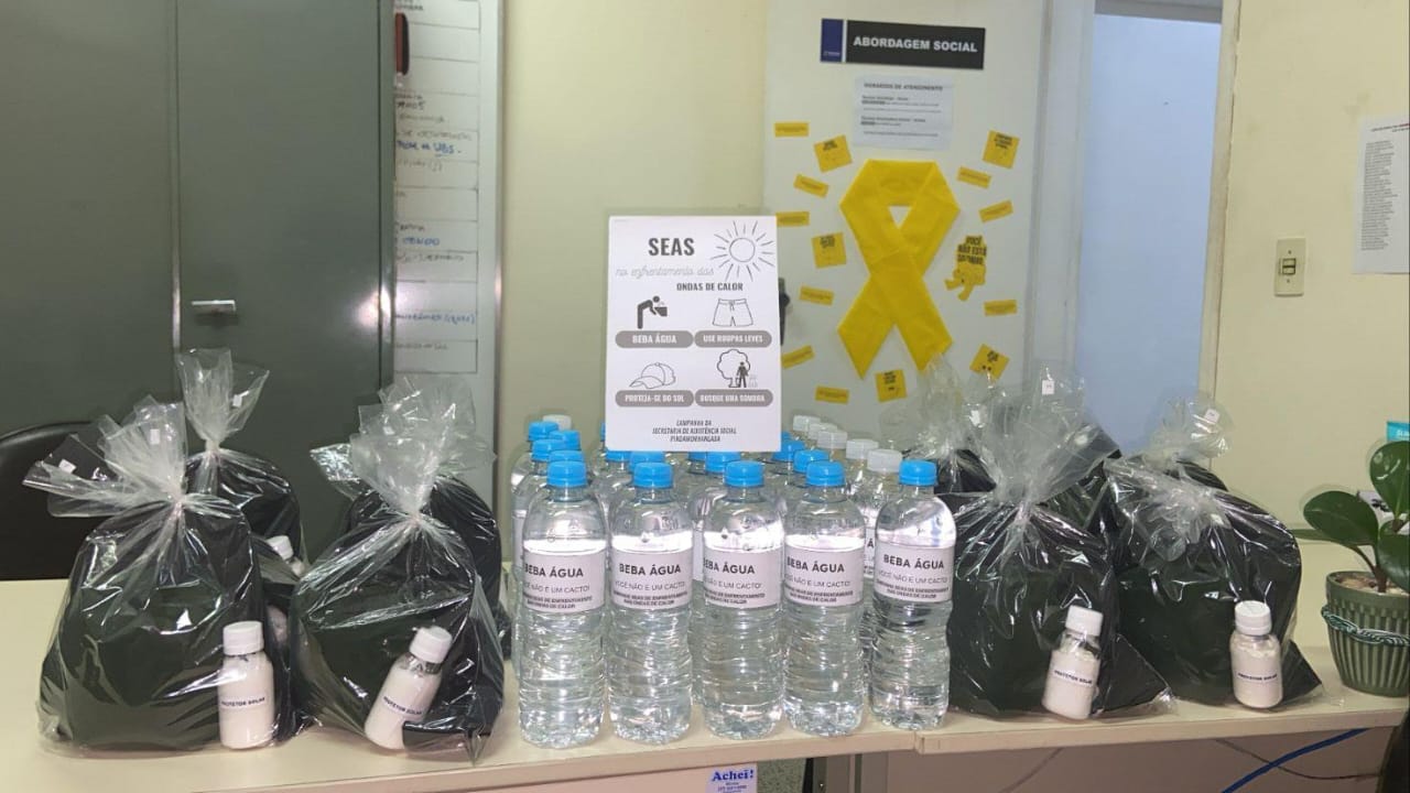 Kit calor, com garrafa d'água, boné e protetor solar, distribuído pela prefeitura em Pindamonhangaba