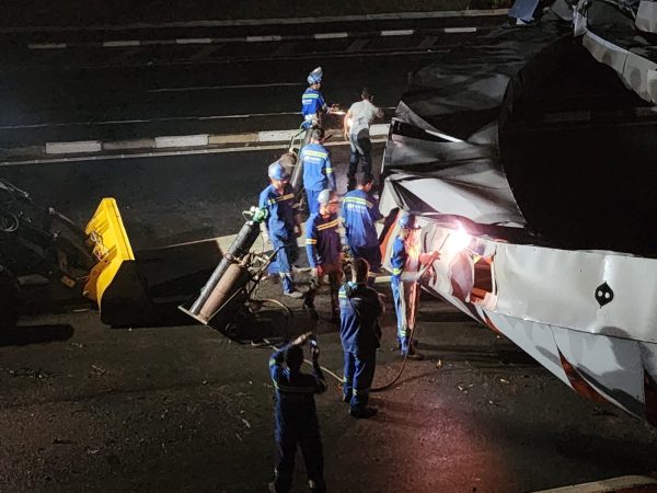 equipes trabalhando durante a noite para remoção do portal de entrada de pindamonhangaba, derrubado e destruído pelas chuvas