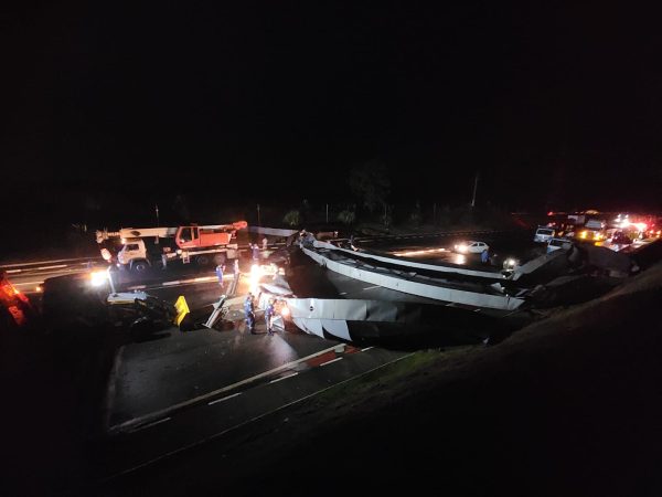 equipes trabalhando durante a noite para remoção do portal de entrada de pindamonhangaba, derrubado e destruído pelas chuvas